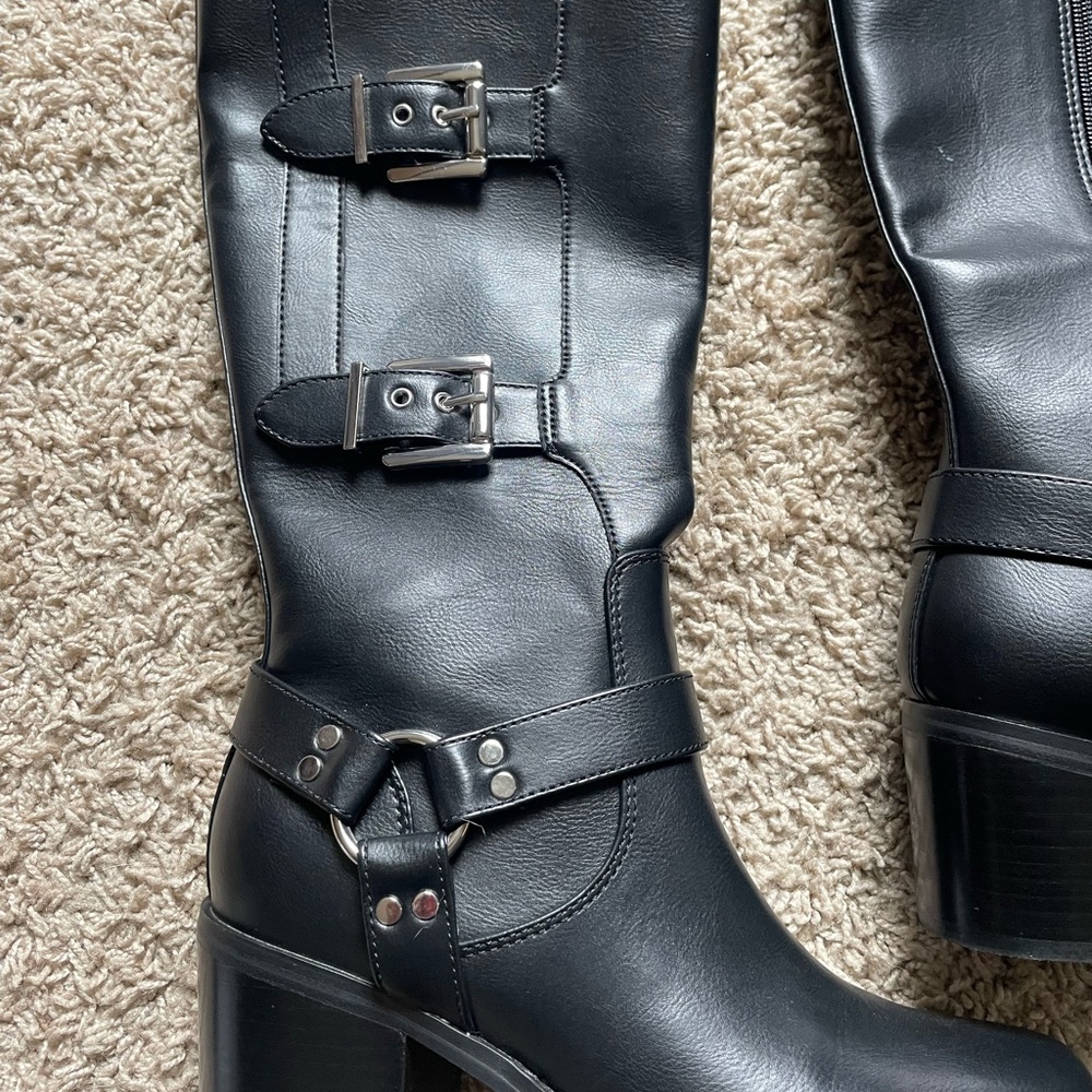 Nine West Woman’s Tall Boots With Buckles in SZ 7.5 in gently used condition - Picture 5 of 6